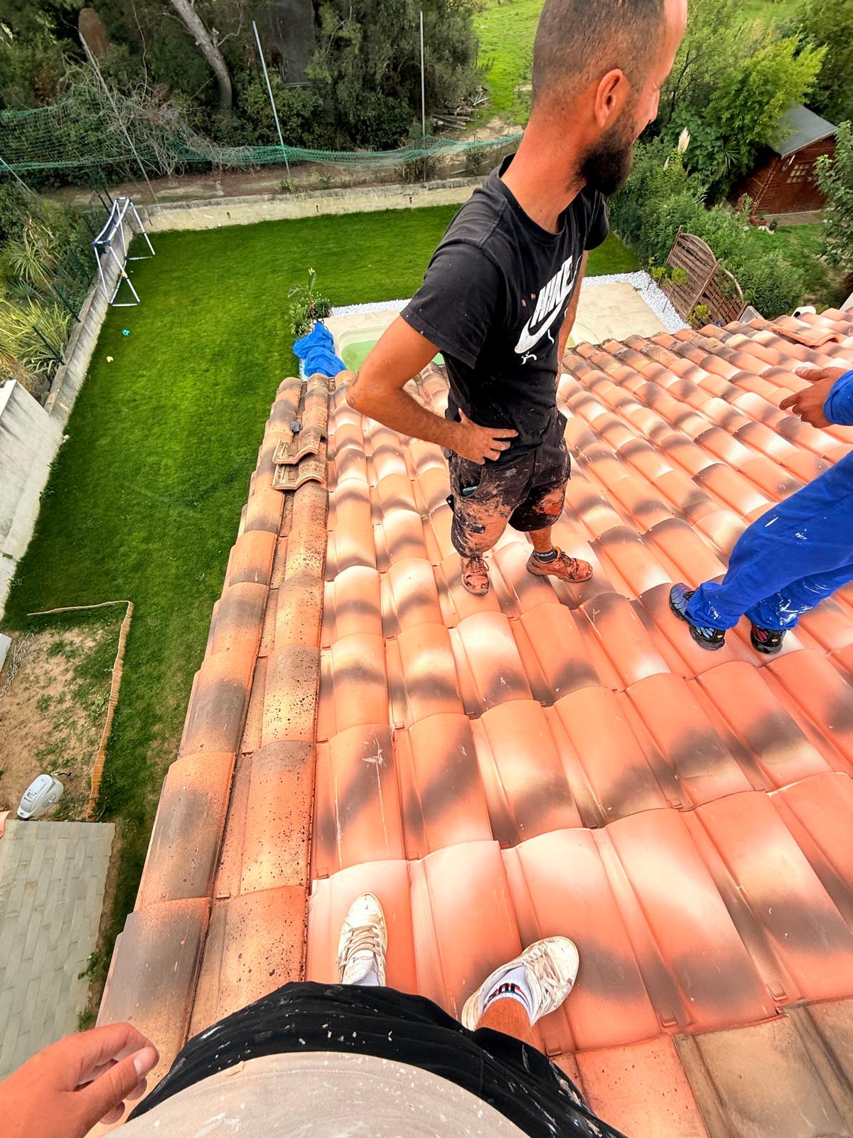 Couvreurs sur toiture en tuiles provençales