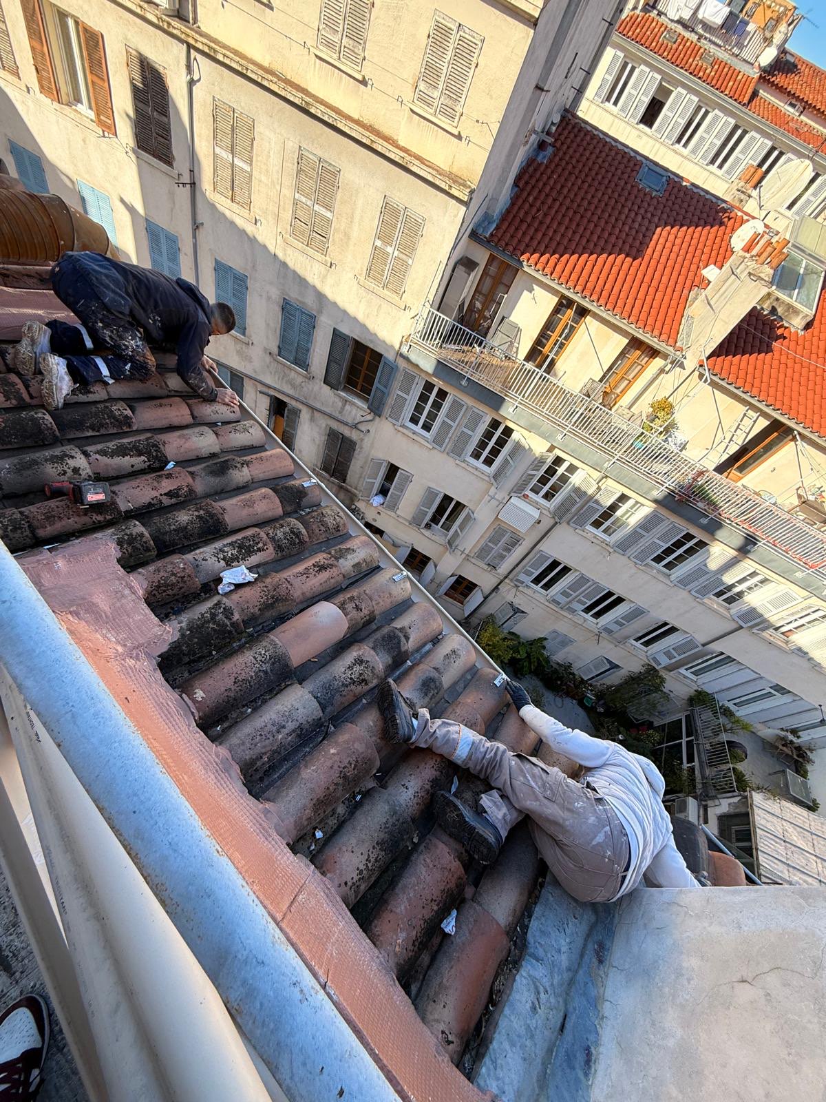 Couvreurs en intervention sur toiture ancienne