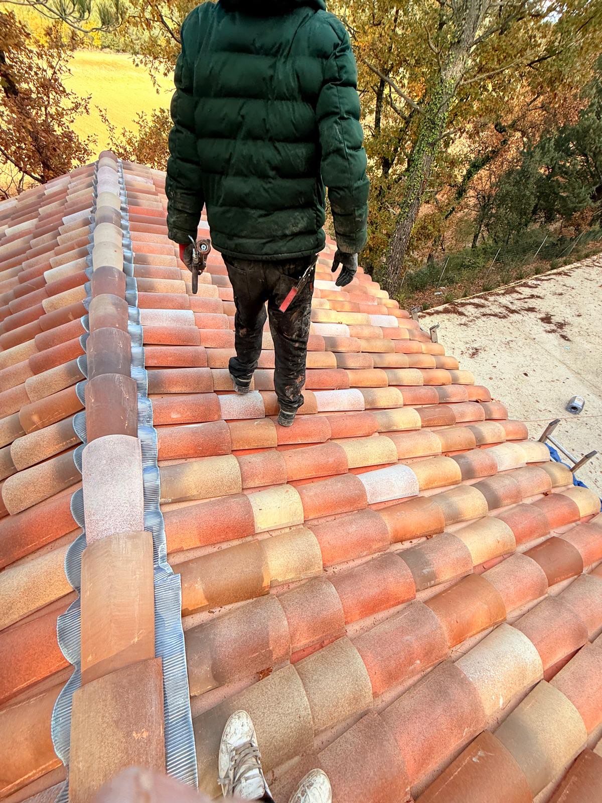 Faîtage et finition de toiture en tuiles canal