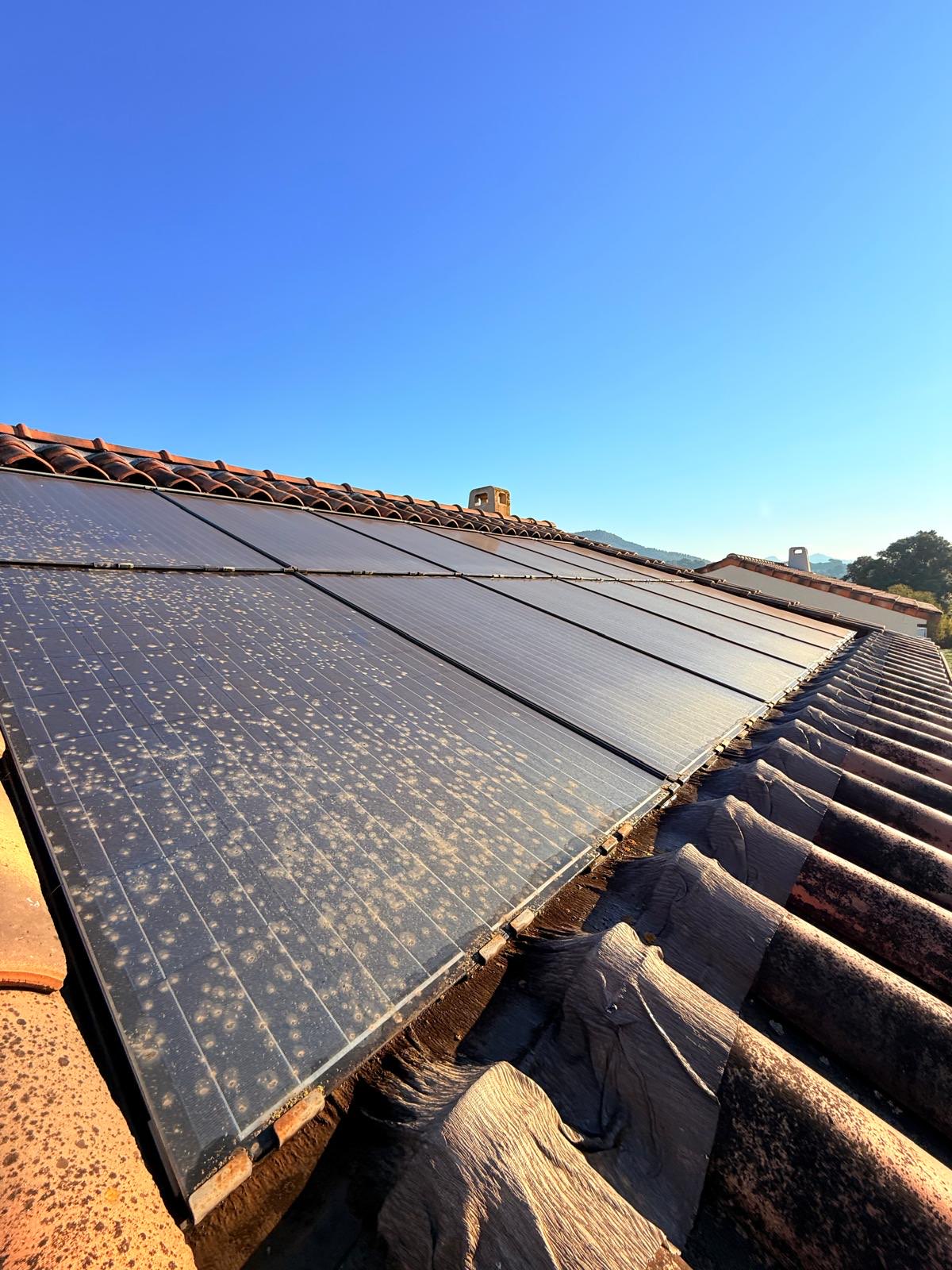 Pose panneaux solaires sur toiture tuiles